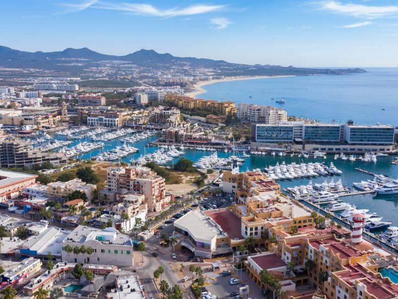 Aumento de impuestos a vuelos podría afectar al turismo en Los Cabos