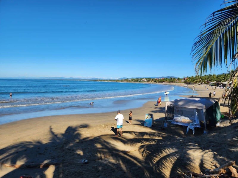 Aún en temporada baja llegan turistas a la Riviera Troncones-Saladita
