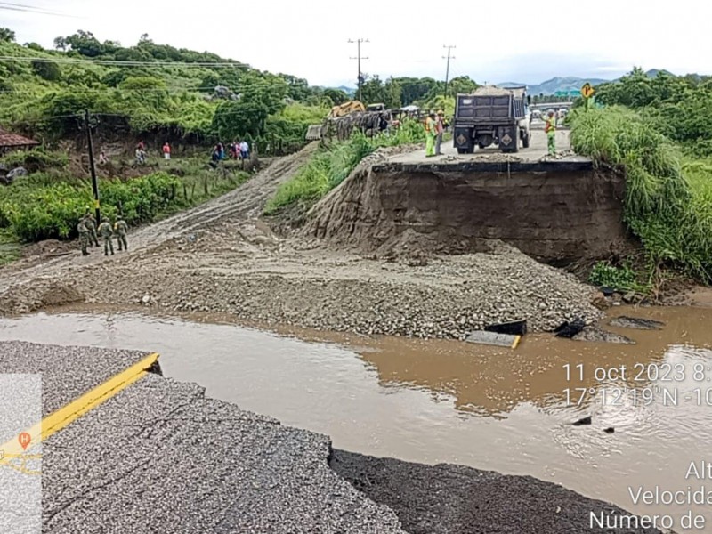 Aún no pasan carros en El Cuajilote, solo a pie