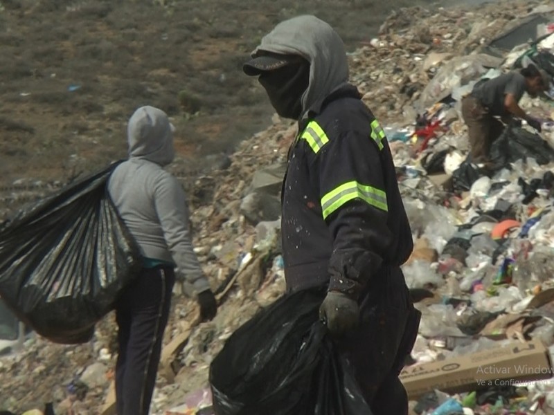 Aún sin erradicar el incendio pepenadores trabajan