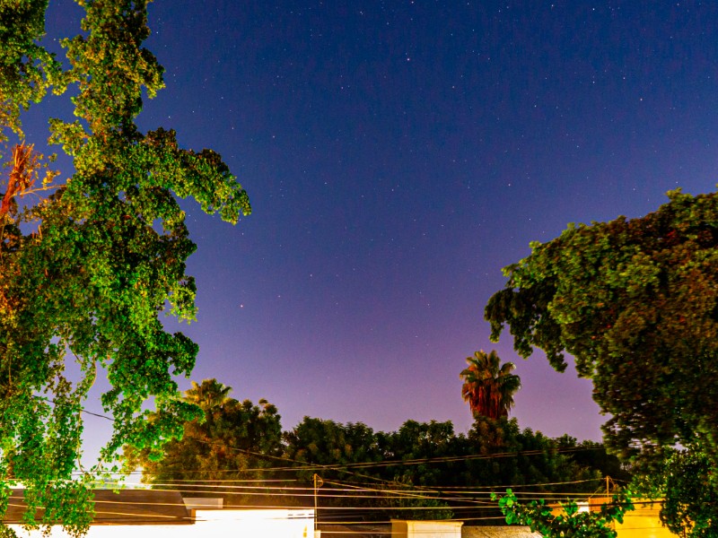 Auroras boreales iluminan el cielo nocturno de Sinaloa