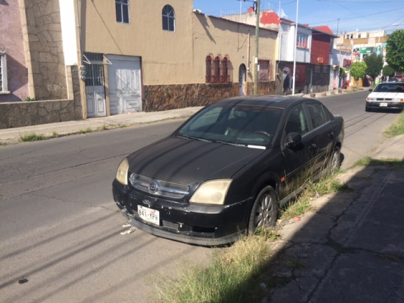 Auto abandonado, preocupa a vecinos de Santiago