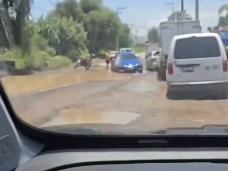 Auto cae en bache gigante en zona de Angelópolis