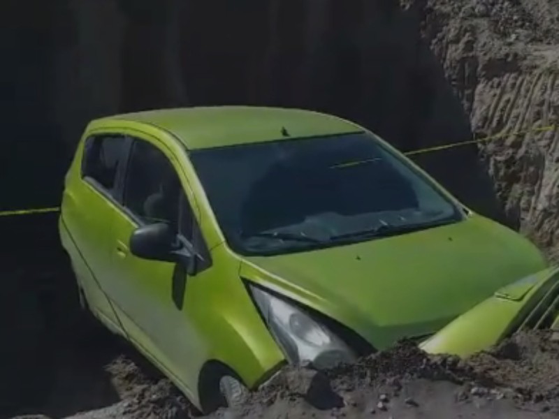 Auto cae en socavón por falta de señalización en obra
