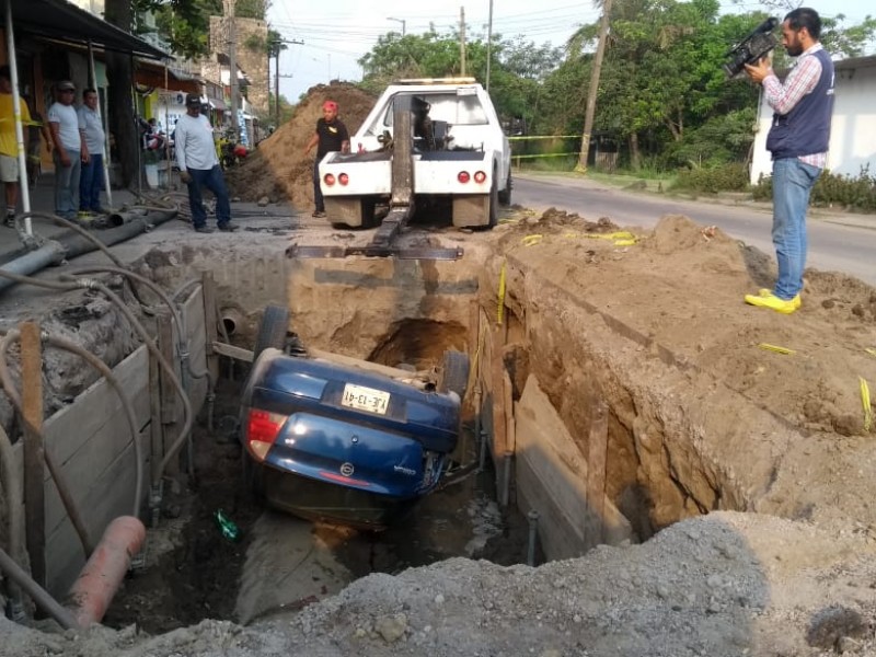 Auto cae en una excavación de Grupo MAS