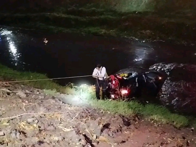 Auto cayó a dren el Arenal por fuerte lluvia