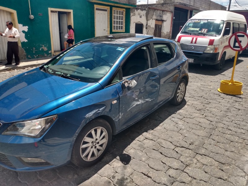 Auto choca contra colectiva en la 4 oriente