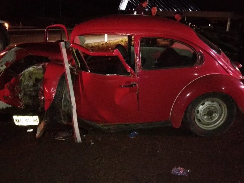 Auto choca contra poste en Arco de Seguridad