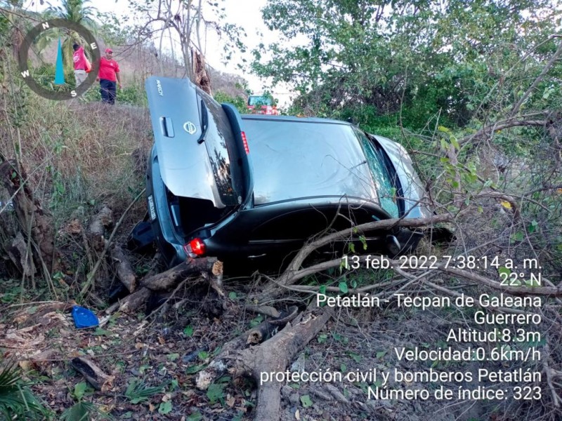 Auto compacto se sale de la carretera Acapulco-Zihuatanejo
