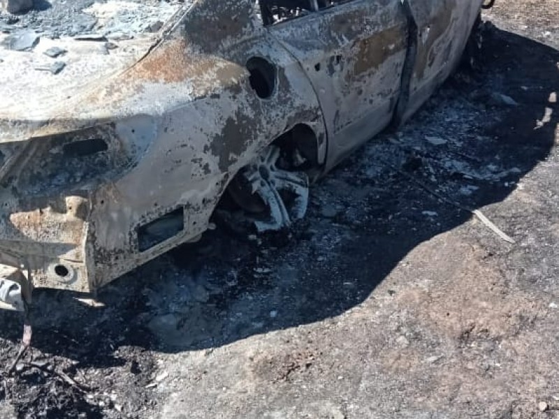 Auto con reporte de robo es encontrado incinerado