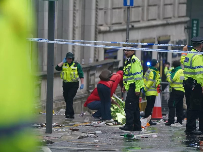 VIDEO: Auto embiste a aficionados en pleno festejo del Liverpool