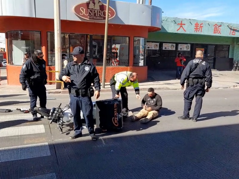 Auto embiste a motociclista en calle Plutarco Elías