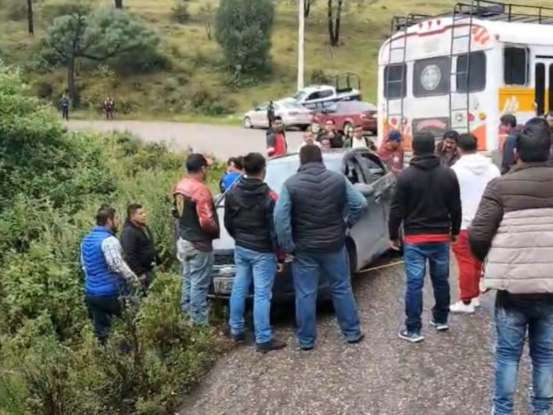 Auto estuvo a punto de caer al barranco tras choque
