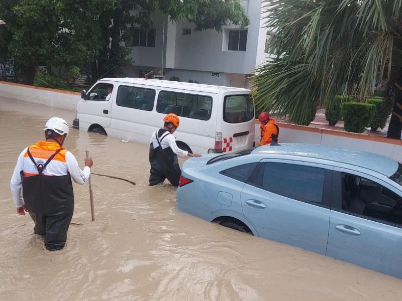 Auto queda varado en Tuxtla Gutiérrez tras fuerte lluvia