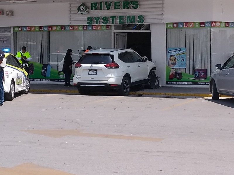 Auto se impacta contra local comercial