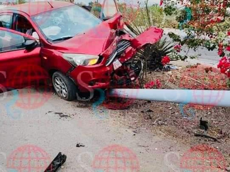 Auto se impacta con poste en el libramiento carretero