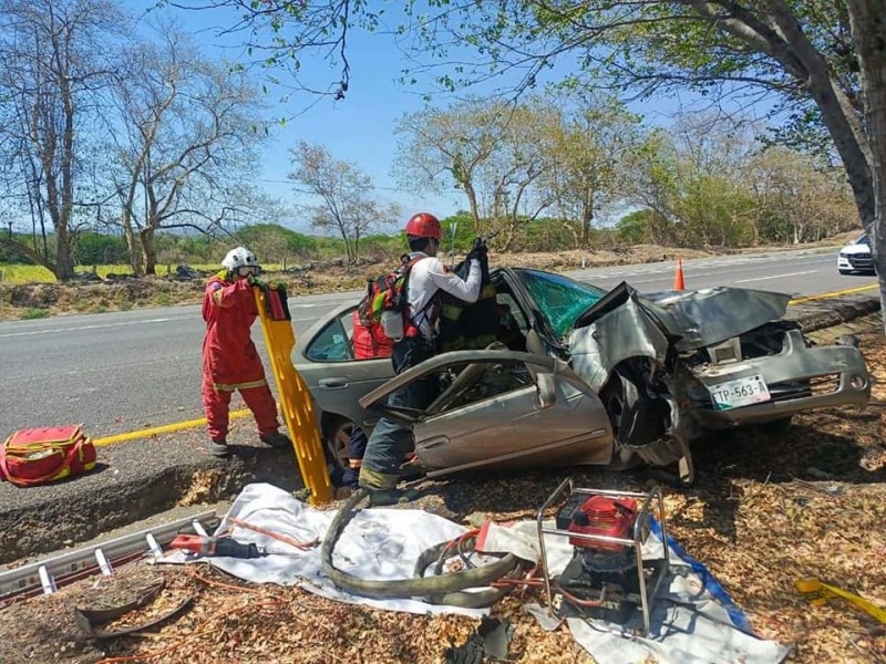Auto se impacta contra árbol; hay múltiples lesionados
