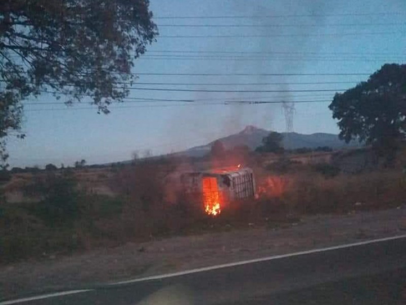 Auto se incendia tras chocar en Tepatlaxco