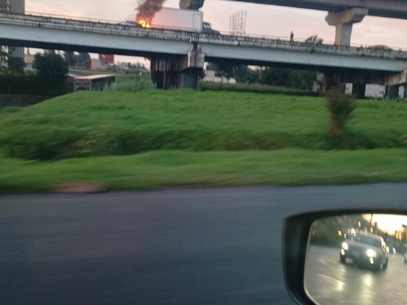 Auto se incendia tras choque en autopista México Puebla rumbo CDMX