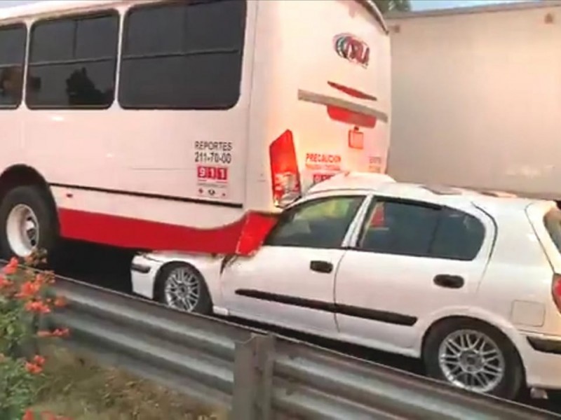 Auto se incrusta en camión de pasajeros