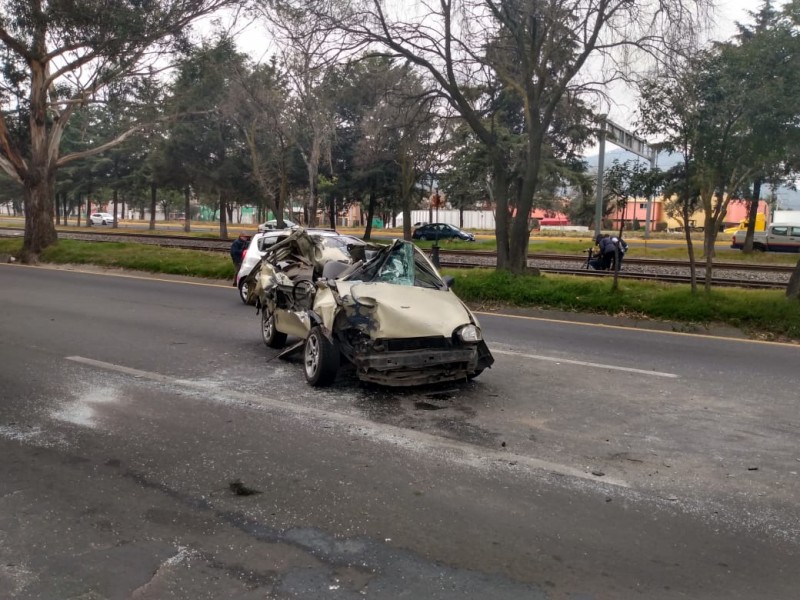 Auto siniestrado y abandonado en Toluca