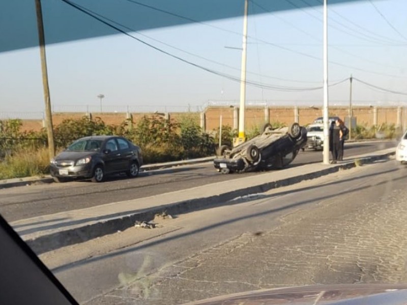 Auto termina volcado en la zona del Batán