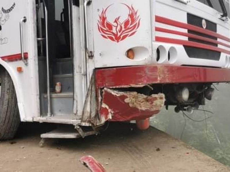 Autobús a punto de caer a barranco en Tlilapan