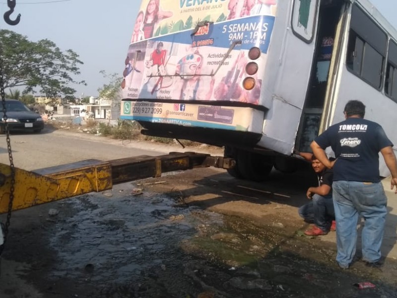 Autobús a punto de caer en barranco