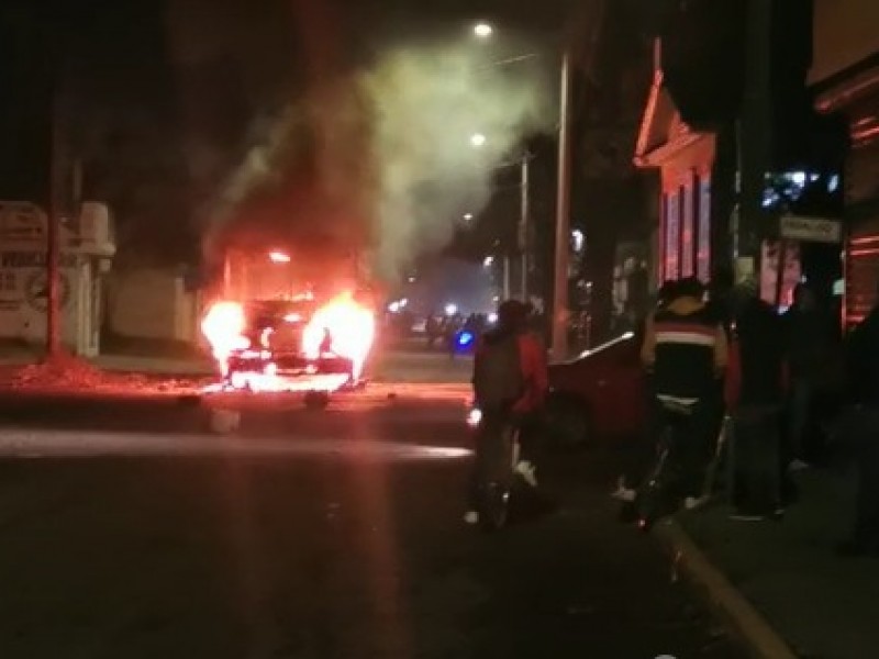 Autobús arrolla a menor de edad, locatarios incendian unidades