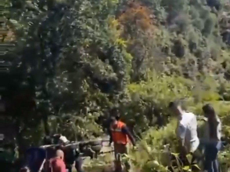 Autobús cae a barranca en Huauchinango: más de 25 heridos