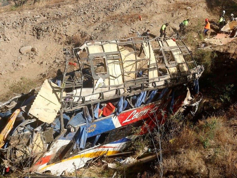 Autobús cae a barranco en Perú: hay 33 muertos