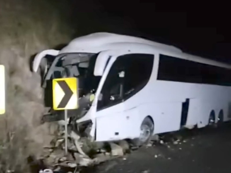 Autobús con destino a Los Mochis se accidenta en Surutato