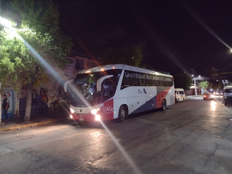 Autobús de la UAGro acarrea gente a marcha de AMLO