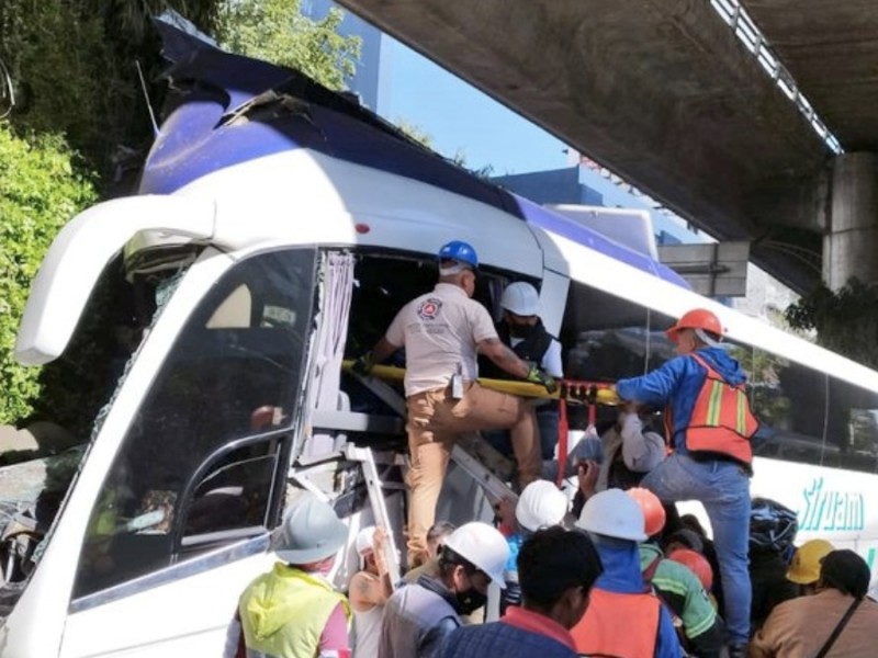Autobús de pasajeros choca en Periférico; deja 1 muerto