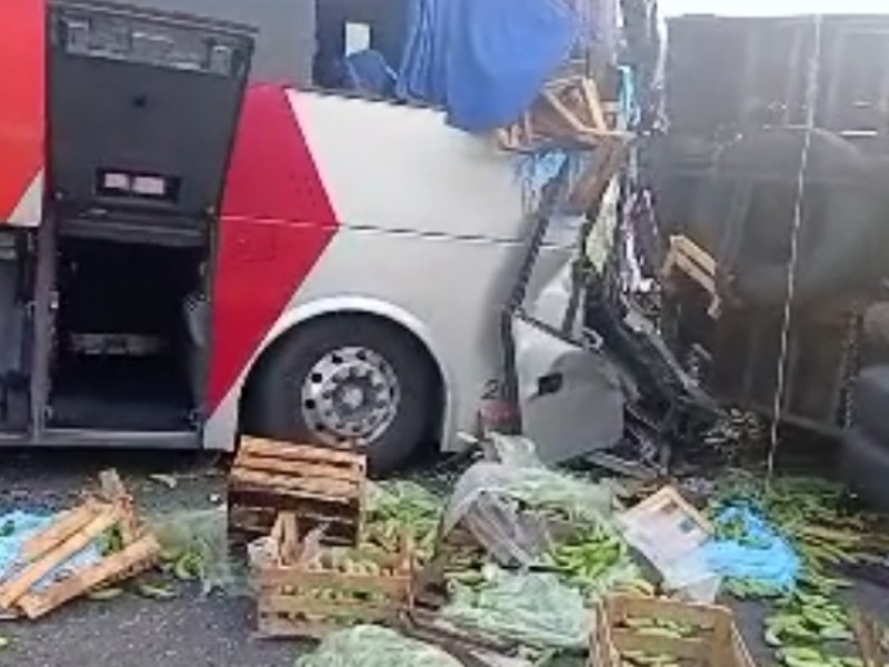 Autobús de pasajeros se impacta contra Torton volcado