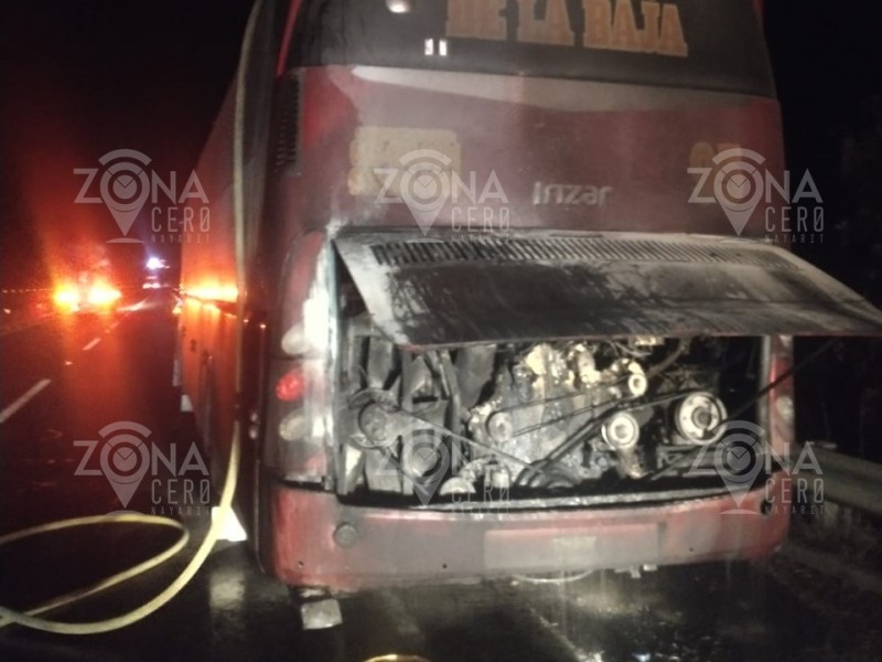 Autobús de pasajeros se incendia en autopista Tepic-Guadalajara