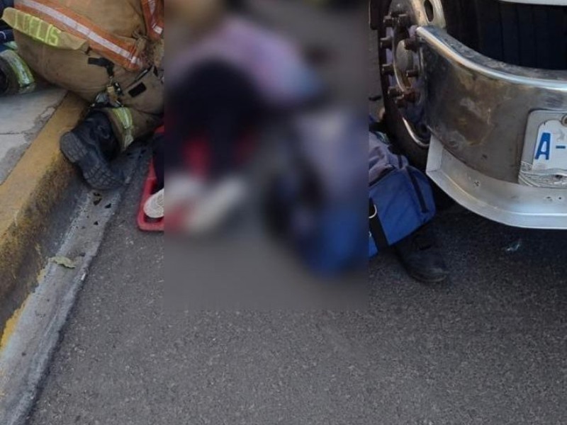 Motociclista y menor quedan bajo camión de ruta en Durango