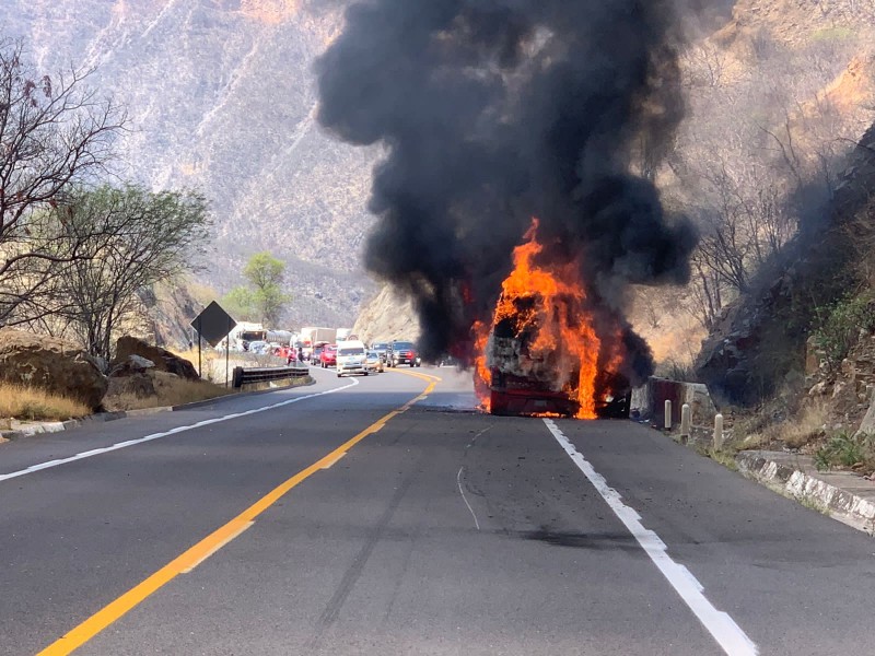 Autobús de turismo se incendia en carretera Oaxaca - Puebla