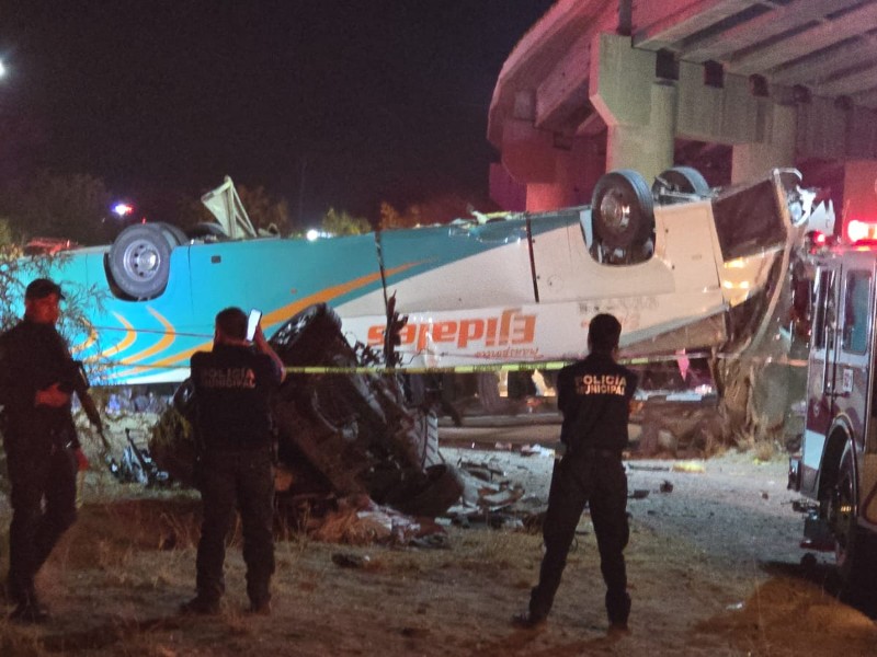 Autobús ejidal cae desde puente del Cuije