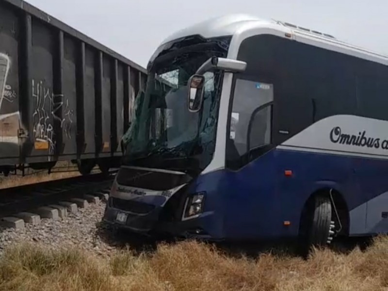 Autobús fue arrollado por el tren en Angostura, hay lesionados