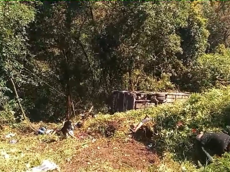 Autobús Futura se desbarranca en Huauchinango; cierran la México-Tuxpan