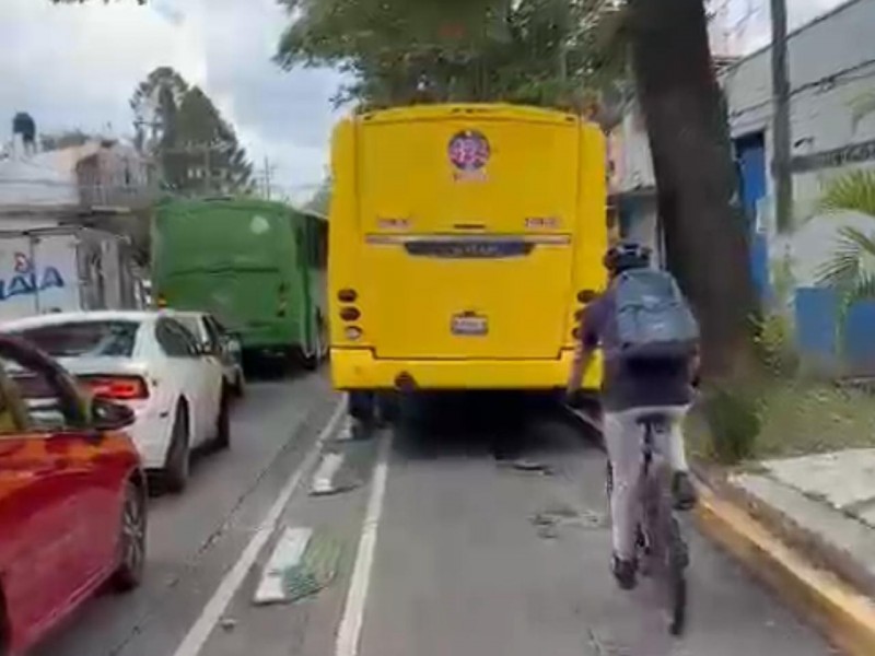 Autobús invade ciclovía y evita paso a ciclistas