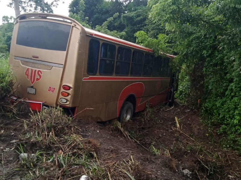 Autobús Pierde el control en la carretera Poza Rica-Tuxpan