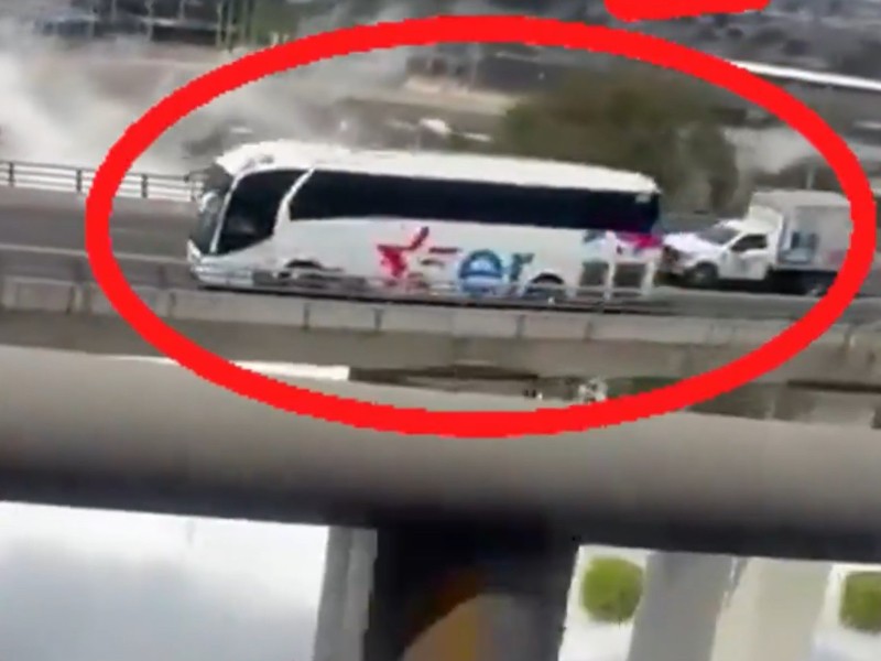 Autobús poblano se salva por segundos de pipa en llamas