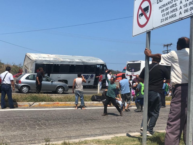 Autobús queda estampado en camellón de autopista Cardel-Veracruz