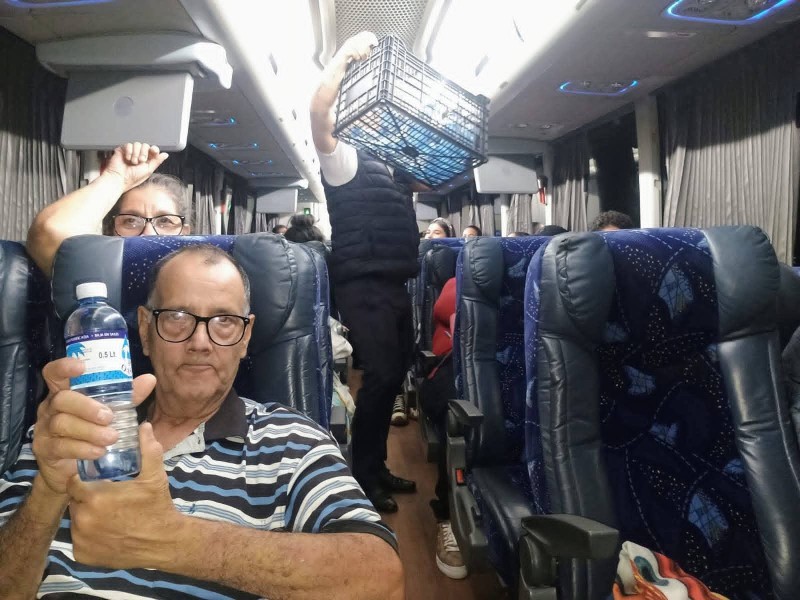 Autobús quedo varado en un arroyo; Autoridades enviaron víveres a pasajeros