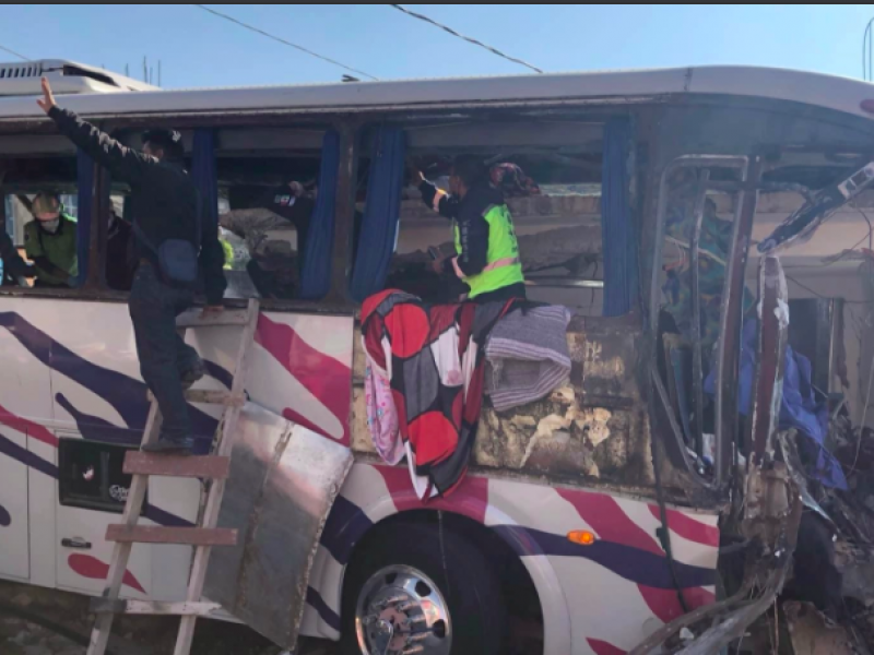 Autobús se impacta contra casa en Edomex; deja 19 muertos