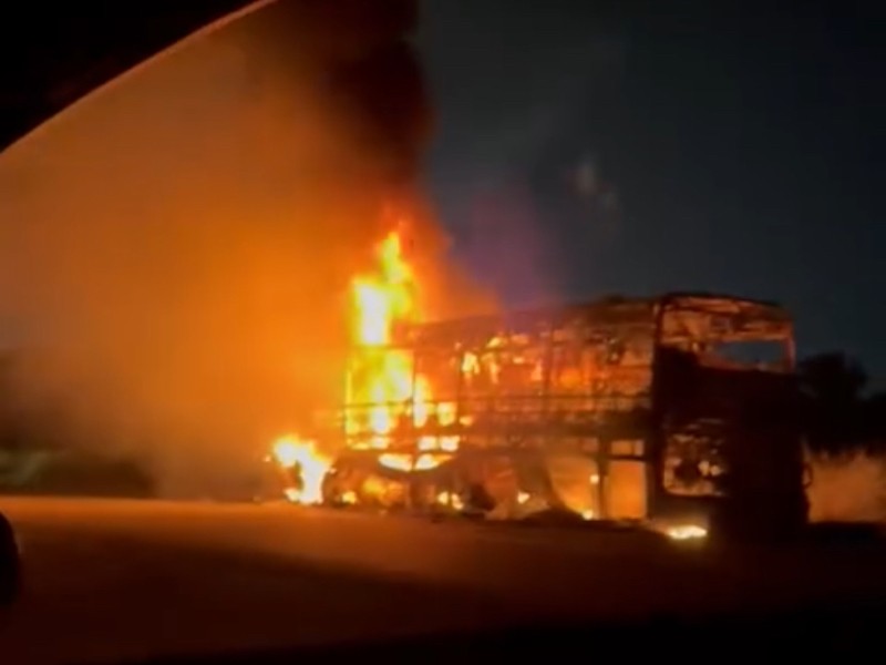 Autobus se incendia en carretera de Petacalco