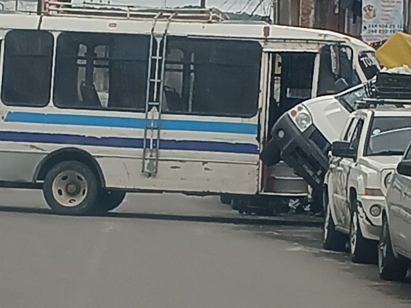 Autobús se queda sin frenos y termina dentro de local comercial