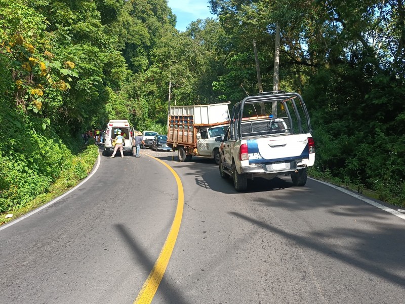 Autobús se va al barranco en Coscomatepec; hay 2 muertos